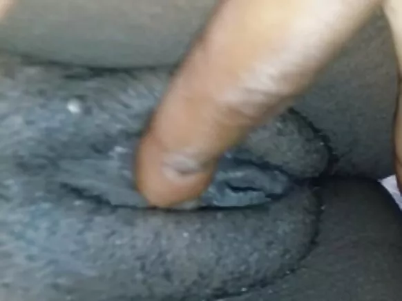 Umugore w’umwirabura wo mu Bumanuko aramira intanga, umugore w’umunyafrika akora kuri Josie we ubwiwe.