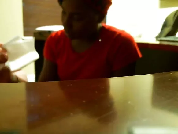 Umugabo w’umwirabura atanga igitsina mu gihe ariko arakora, slim black porn, igitsina nyaco mu kiganiro.