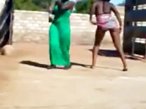 Abakobwa b’abanyafrika baravyina, barakayangana indogoba zabo nziza z’umwirabura.