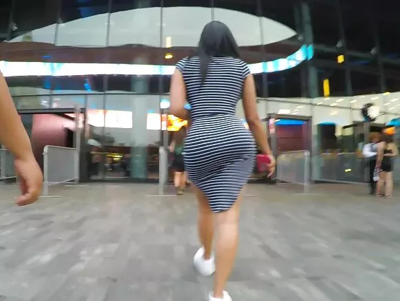 Indogoba nini voyeur mu mpuzu yirabura ikomeye.