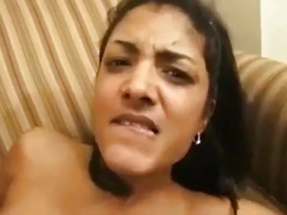 Umukobwa w’umuhindi arasambana n’amabere y’umwirabura sex plumber.