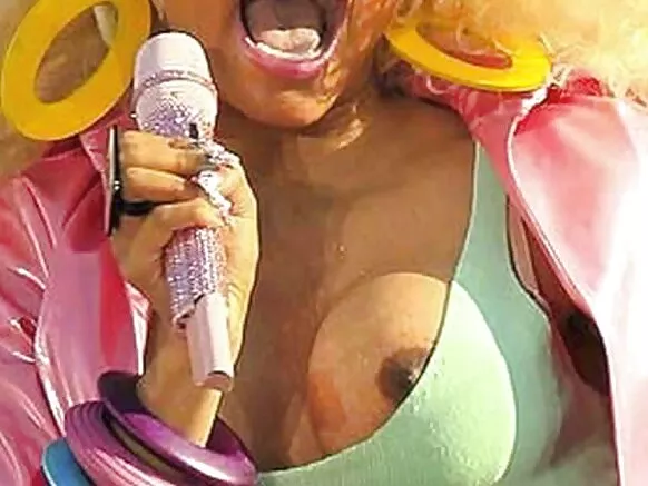 Nicki minaj umuntu azwi cane ari gusa afise ibinure vyirabura.