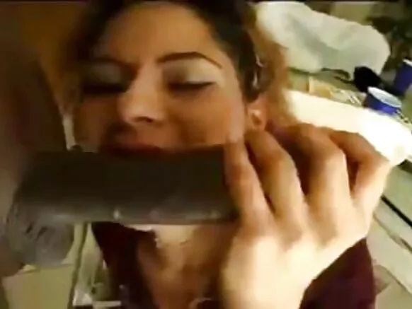 Latina MILF yonka kandi imira amazi y’umuforoma w’umukara.