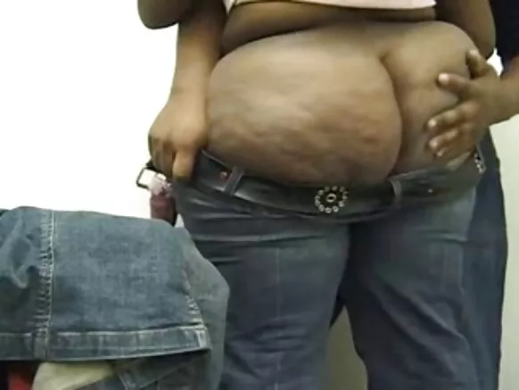 Umukobwa mwiza xxx w'umunyafrika afise indogoba yirabura arafashwa kwambara jeans.