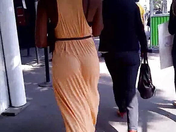 Amabere y’umufaransa afise ibinure vyirabura n’indogoba nziza hanze.