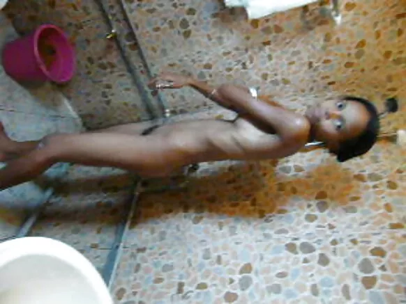 Slim black shaved pussy iraba amasanamu y’ubusambanyi bw’abakiri bato b’abanyafrika imbere.