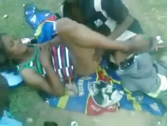 Umunyafirika y'epfo amateur w'umwirabura milf atanga blowjob ku maraya.